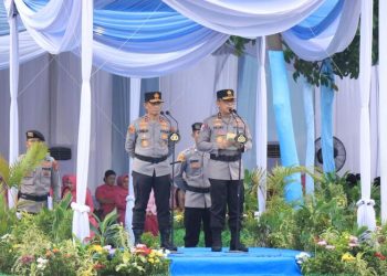 Diiringi Rintik Hujan, Irjen Helmy Santika Serahkan Pataka Polda Lampung “Wira Bhakti Ruwa Jurai”