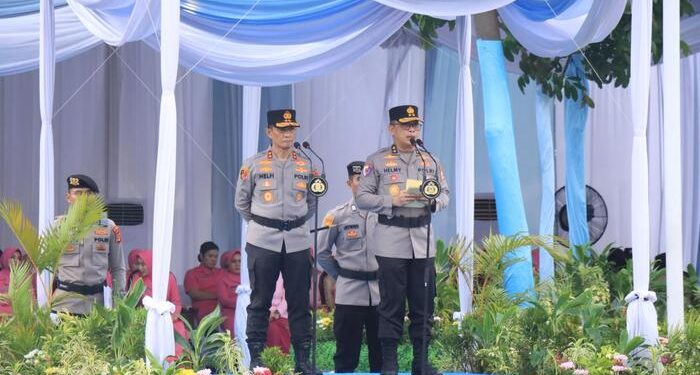 Diiringi Rintik Hujan, Irjen Helmy Santika Serahkan Pataka Polda Lampung “Wira Bhakti Ruwa Jurai”