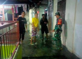 Babinsa Koramil 410-02/TBS Bantu Warga Terdampak Banjir Rob di Bumi Waras