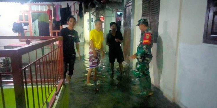 Babinsa Koramil 410-02/TBS Bantu Warga Terdampak Banjir Rob di Bumi Waras