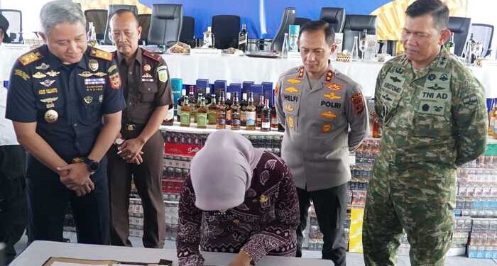 Wujud Sinergi TNI-Bea Cukai, Pangdam XXI/Raden Inten Hadiri Pemusnahan Barang Milik Negara