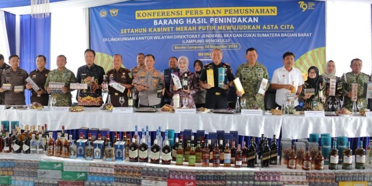 Lindungi Masyarakat dari Peredaran Barang Ilegal, Pemprov Lampung bersama Bea Cukai Sumbagbar Musnahkan Barang Ilegal