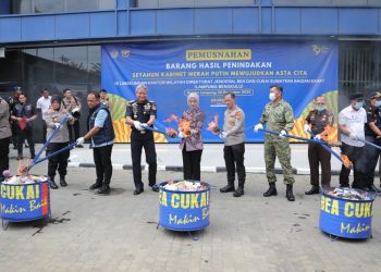 Puluhan Juta Batang Rokok Dan Ribuan Liter Miras Dimusnahkan, Polda Lampung dan Beacukai Sinergi Berantas Barang Ilegal