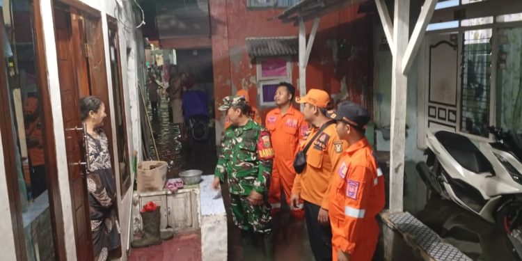 Personel Koramil 410-02/TBS Bersama Lurah dan BPBD Pantau Perkembangan Air ROB