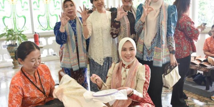 Dekranasda Lampung Gandeng Batik Keris, Angkat Motif Siger dan Kapal Lampung ke Pasar Nasional