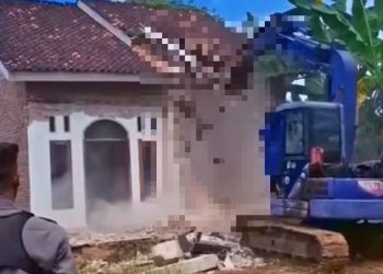 Viral Video Pasutri di Lampung Timur Sepakat Robohkan Rumah Usai Cerai