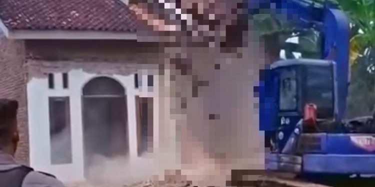 Viral Video Pasutri di Lampung Timur Sepakat Robohkan Rumah Usai Cerai