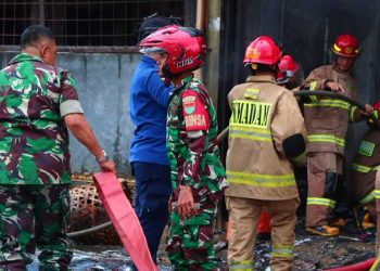 Bersama Petugas Damkar, Anggota Babinsa Beringin Jaya Turut Berjibaku Atasi Kebakaran