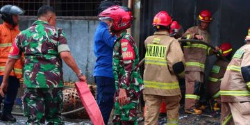 Bersama Petugas Damkar, Anggota Babinsa Beringin Jaya Turut Berjibaku Atasi Kebakaran