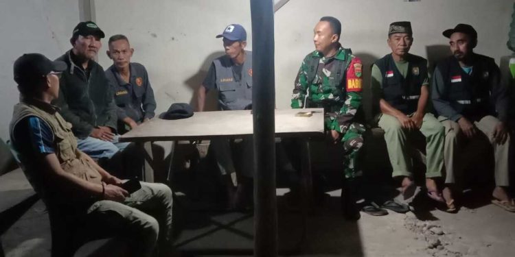 Anggota Koramil 410-01/Panjang Giat Komsos dan Pembinaan Siskamling