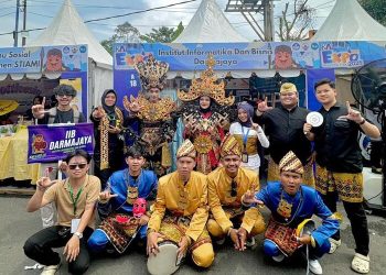 Mahasiswa IIB Darmajaya Tampilkan Tarian Sekura di Pawai Budaya KMI Expo XVI Magelang