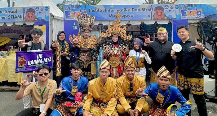 Mahasiswa IIB Darmajaya Tampilkan Tarian Sekura di Pawai Budaya KMI Expo XVI Magelang
