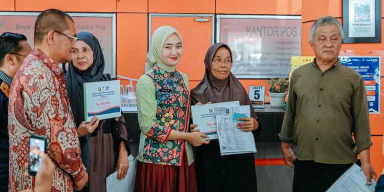 Wagub Jihan Nurlela Luncurkan Penyaluran Bantuan Langsung Tunai Sementara Kesra Tahun 2025 bagi Keluarga Penerima Manfaat