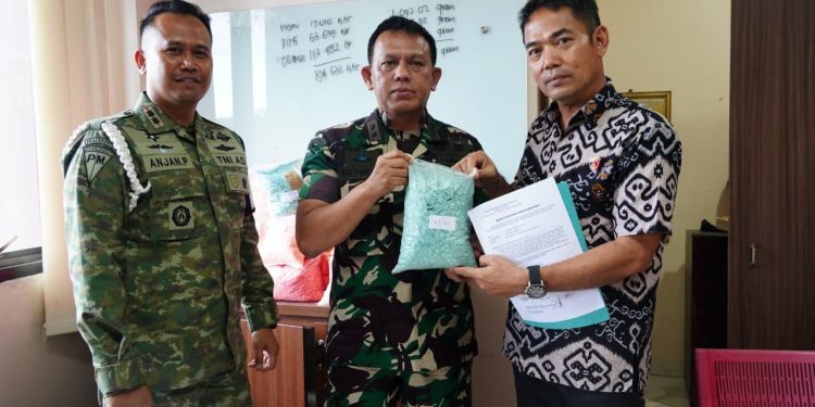 Dandim 0411/KM Serahkan 194.631 Butir Ekstasi Hasil Temuan Projurit Kodam XXI/RI kepada Polda Lampung