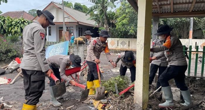 Satbrimob Polda Jawa Timur Perkuat Operasi Kemanusiaan Pasca Erupsi Semeru