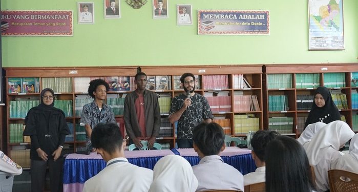 Dosen dan Mahasiswa Asing IIB Darmajaya Gelar Sharing Season di SMAN 6 Bandar Lampung