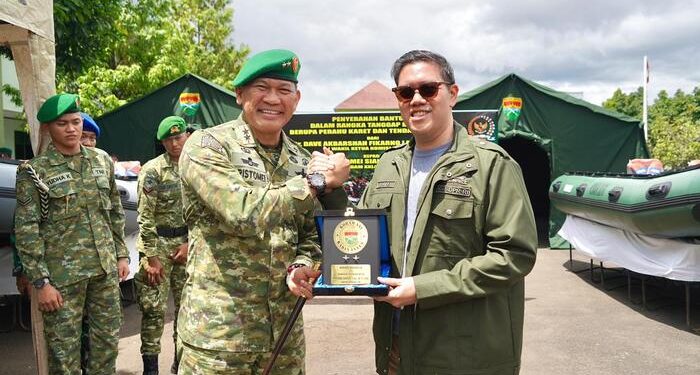 Pangdam XXI/Radin Inten Terima Bantuan Perahu Karet dan Tenda Serbaguna dari Komisi I DPR RI