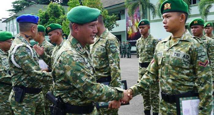 Danrem 043/Garuda Hitam Hadiri Pemberian Piagam Penghargaan Pangdam XXI/Radin Inten kepada Prajurit Korem 043/Gatam