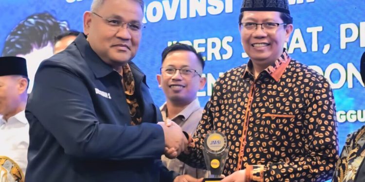 Rektor UIN RIL Terima Penghargaan Tokoh Pendidikan Bervisi Global dan Pelestari Kearifan Lokal dari JMSI