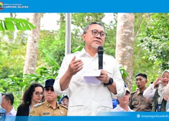 3.000 Bibit Kopi-Kakao Dibagikan, Menko Zulkifli Hasan Minta Petani Jaga Gunung Rajabasa: “Hutan Lindung Tidak Boleh Diapa-apakan”