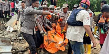 Operasi Bencana Agam: Tim Brimob Temukan Jenazah Samsiar Terkubur Lumpur