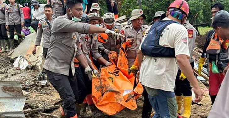 Operasi Bencana Agam: Tim Brimob Temukan Jenazah Samsiar Terkubur Lumpur