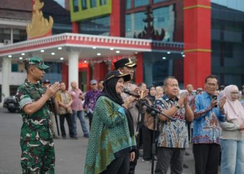 Walikota Eva Dwiana Lepas 13 Truk Bantuan Sumatera