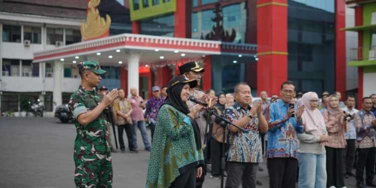 Walikota Eva Dwiana Lepas 13 Truk Bantuan Sumatera