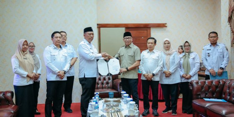 Gubernur Mirza Serahkan Surat Penugasan sebagai Plt kepada I Komang Koheri sebagai Bupati Lampung Tengah