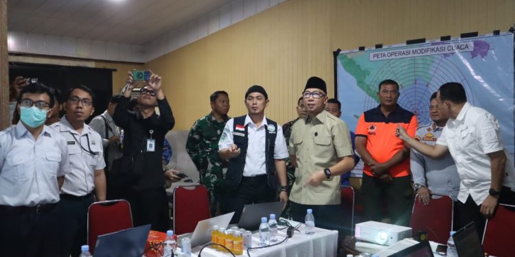 Antisipiasi Potensi Cuaca Ekstrem, Gubernur Mirza Tinjau Posko Operasi Modifikasi Cuaca di Bandara Raden Inten II