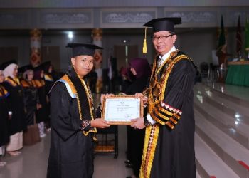 Wisuda Periode IV 2025, Rektor Tekankan Integritas Kepada Lulusan UIN RIL