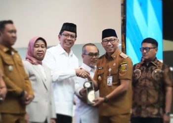 Gubernur Lampung Beri Penghargaan UIN RIL Sebagai Badan Publik Informatif