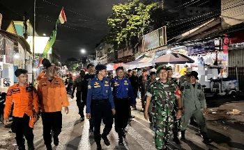 Babinsa Bersama Personel Siaga Bencana Pantau Perkembangan Air Rob di Bumi Waras