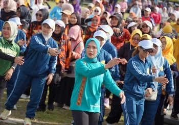 Senam “Payu Kidah” Meriahkan HUT KORPRI ke-54 dan Peringatan Hari Ibu ke-97 di Lapangan Korpri