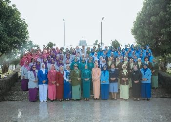 Hari Ibu ke-97 Tahun 2025: Ketua TP-PKK Ibu Purnama Wulan Sari Mirza Ziarah dan Tabur Bunga di TMP Tanjung Karang