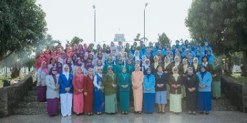 Hari Ibu ke-97 Tahun 2025: Ketua TP-PKK Ibu Purnama Wulan Sari Mirza Ziarah dan Tabur Bunga di TMP Tanjung Karang