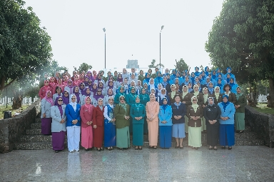 Hari Ibu ke-97 Tahun 2025: Ketua TP-PKK Ibu Purnama Wulan Sari Mirza Ziarah dan Tabur Bunga di TMP Tanjung Karang