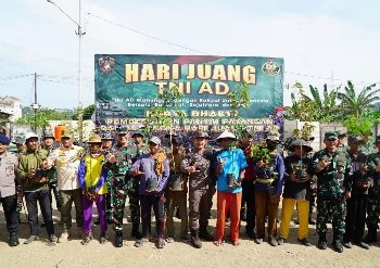 Karya Bakti Hari Juang TNI AD 2025, Kodam XXI/Radin Inten Bersihkan Pantai Payangan