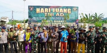 Karya Bakti Hari Juang TNI AD 2025, Kodam XXI/Radin Inten Bersihkan Pantai Payangan