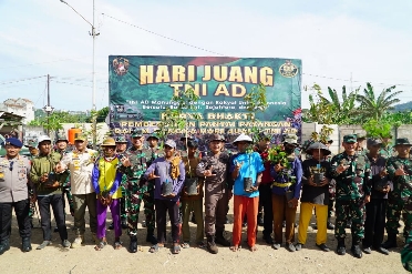 Karya Bakti Hari Juang TNI AD 2025, Kodam XXI/Radin Inten Bersihkan Pantai Payangan