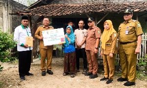 Wakil Bupati Pesawaran Serahkan Bantuan BERKAT di Desa Bagelen