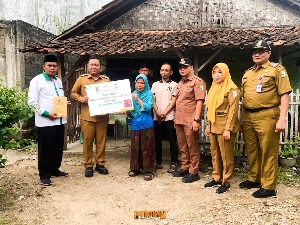 Wakil Bupati Pesawaran Serahkan Bantuan BERKAT di Desa Bagelen