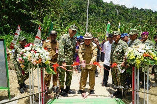 Pangdam XXI/Radin Inten Resmikan Jembatan Gantung Garuda di Pekon Umbar, Tanggamus