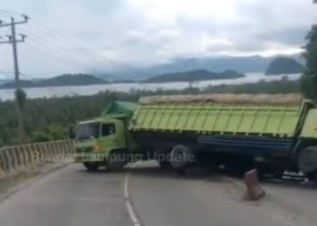Dua Truk Fuso Tabrakan di Jalinsum Lampung Selatan, Tiga Orang Tewas