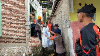 Tim SAR Brimob Lampung Sigap Evakuasi Rumah Warga Terdampak Longsor di Bandar Lampung