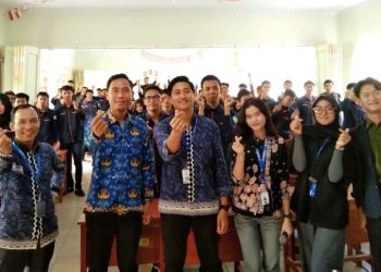 Dosen Sistem Informasi IIB Darmajaya Semangati Siswa SMKN 8 Menjadi Programmer Sukses