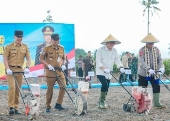 Gubernur Mirzani Dampingi Menko Pangan dan Wakapolri dalam Penanaman Jagung untuk Perkuat Ketahanan Pangan di Desa Pisang, Lampung Selatan