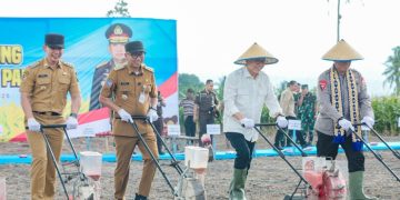 Gubernur Mirzani Dampingi Menko Pangan dan Wakapolri dalam Penanaman Jagung untuk Perkuat Ketahanan Pangan di Desa Pisang, Lampung Selatan
