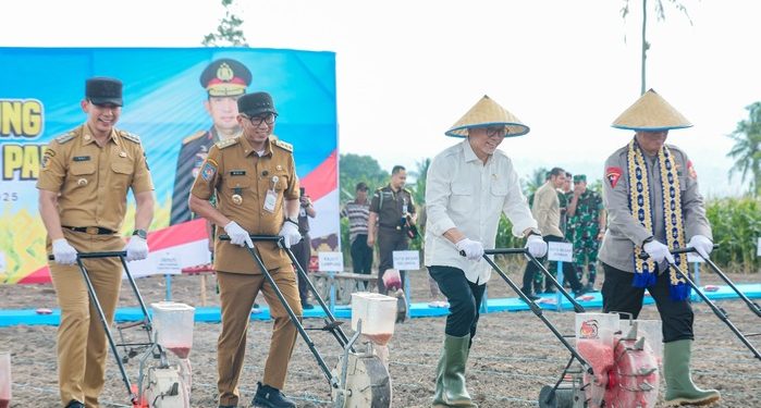 Gubernur Mirzani Dampingi Menko Pangan dan Wakapolri dalam Penanaman Jagung untuk Perkuat Ketahanan Pangan di Desa Pisang, Lampung Selatan