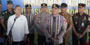 Polri Perkuat Ketahanan Pangan Nasional: Wakapolri Bersama Menko Pangan Tanam Jagung di Lampung Selatan